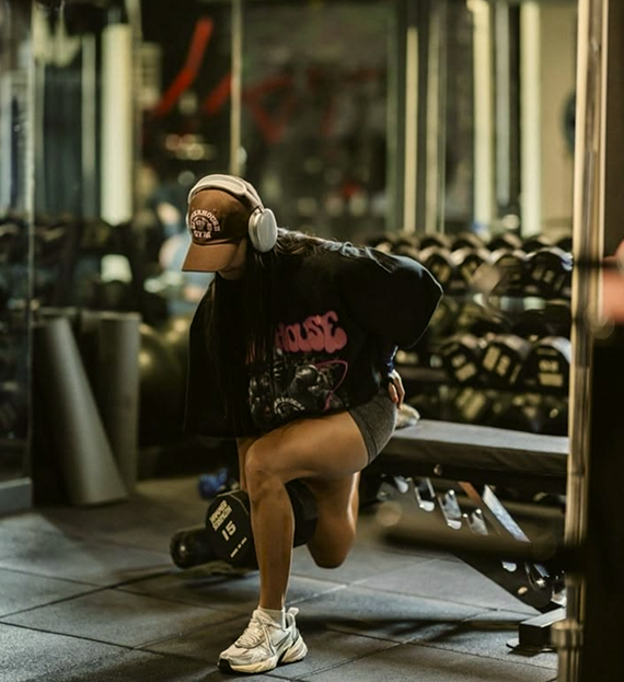 Client tracking a workout in a branded fitness app